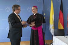 Ministerpräsident Armin Laschet und der Nuntius Erzbischof Dr. Nikola Eterović tauschten Verbalnoten aus ... &#169; NRW: Günther Ortmann