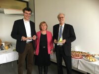 Petra Schäfer mit Prof. Dr. Bernhard Grümme (Religionspädagogik) und Prof. Dr. Wilhelm Damberg (Kirchengeschichte)