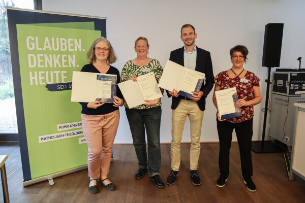 Absolvierende der dritten Kohorte freuen sich über ihre Urkunden.