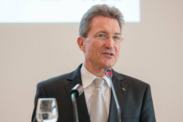 Bischof em. Prof. Dr. Dr. h. c. mult. Wolfgang Huber hält seinen Festvortrag Ehrenpromotion 26.04.2017 c RUB Marquard