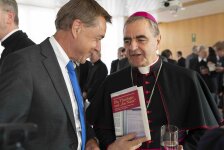 Dekan Prof. Thomas Söding im Gespärch mit Erzbischof Dr. Nikola Eterović. &#169; NRW: Günther Ortmann