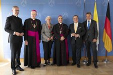 Von links: Pfarrer Dr. Antonio Hamers, Ruhrbischof Franz-Josef Overbeck, NRW-Wissenschaftsministerin Isabel Pfeiffer-Poensgen, Erzbischof Dr. Nikola Eterović, Ministerpräsident Armin Laschet und Dekan Prof. Dr. Thomas Söding &#169; NRW: Günther Ortmann