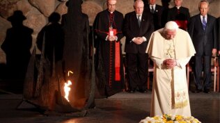 Papst Benedikt XVI. in der Halle der Erinnerung der Holocaust Gedenkstätte Yad Vashem in Jerusalem im Jahr 2009 (picture alliance / dpa / EPA / Jim Hollander)